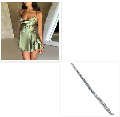Robe Courte Satinée à Bretelles – Élégante & Sexy